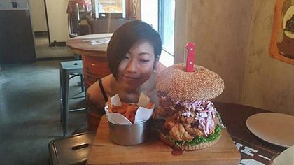 Diesen 3-Kilo-Burger verschlang Thomasina Ow in weniger als 45 Minuten - Foto: Facebook / Food League Singapore