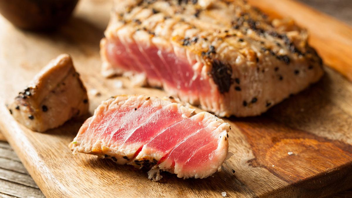 Ein gegrilltes Thunfisch-Steak sollte innen noch leicht roh sein