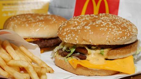 Burger und Pommes von McDonalds - Foto: imago images / UPI Photo