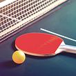 Ein Schläger und ein Ball liegen auf einer gekauften Tischtennisplatte - Foto: iStock/artisteer
