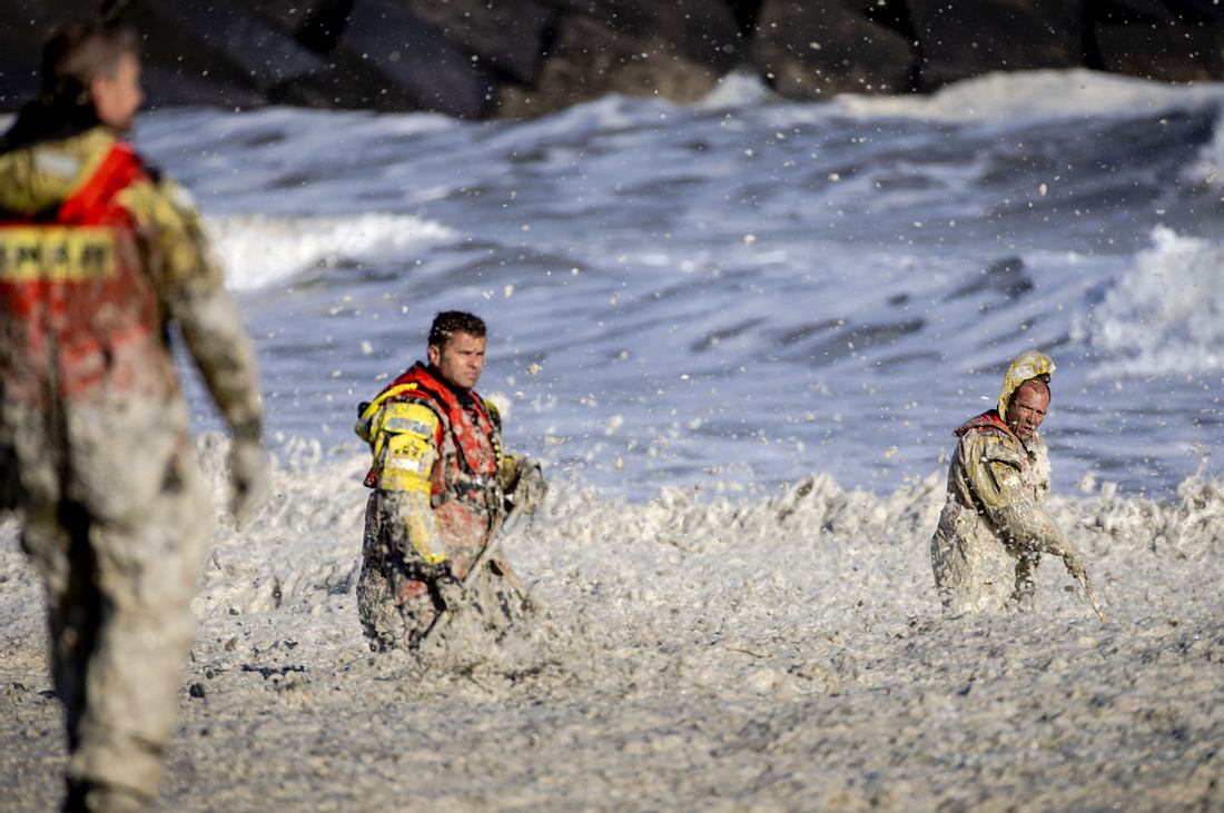 Todesdrama in der Nordsee: 5 Surfer leblos geborgen Rettungskräfte am Strand von Scheveningen