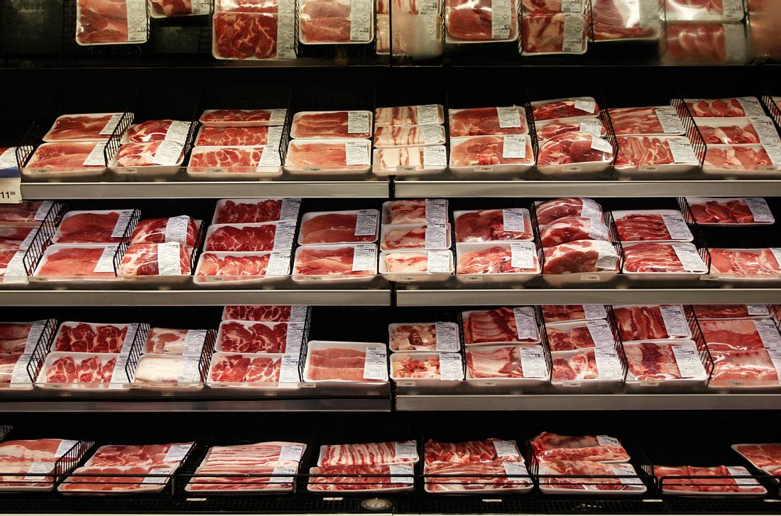 Corona-Ausbruch: Hinter diesen Marken steckt Tönnies-Fleisch Fleisch im Verkaufsregal