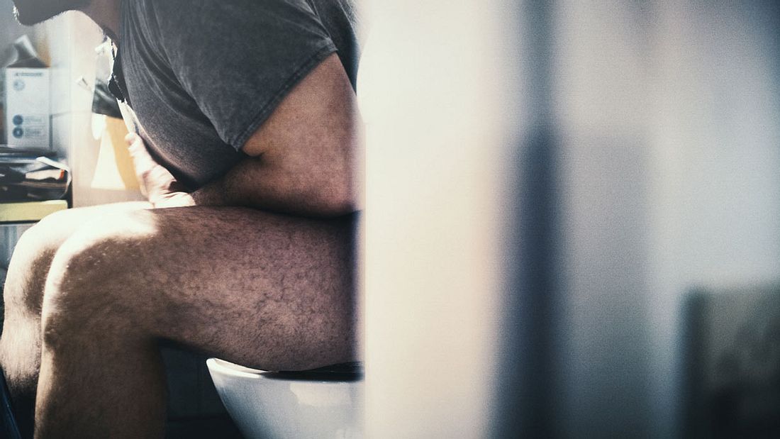 Mann nutzt Toilette falsch Mann nutzt Toilette falsch