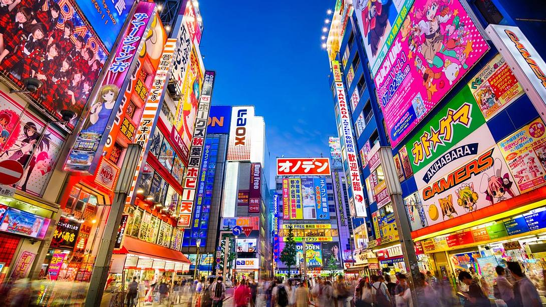 Die Straßen in Tokio sind hell erleuchtet - Foto: iStock / SeanPavonePhoto