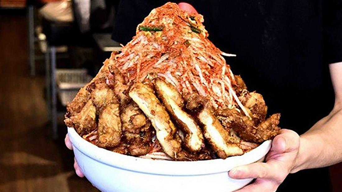 Umakara Ramen Hyouri: Das japanische Restaurant aus Tokyo beitet jedem Kunden 438 US-Dollar, der diese Ramen-Nudel-Schale in unter 20 Minuten vernichtet Das Restaurant Umakara Ramen Hyouri in Tokyo bietet jedem 438 US-Dollar, der diese Ramen-Nudel-Schale in unter 20 Minuten isst