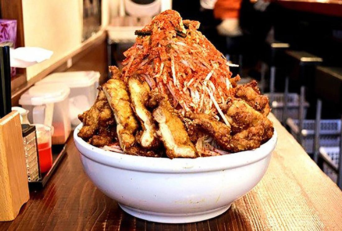 Das Restaurant Umakara Ramen Hyouri in Tokyo bietet jedem 438 US-Dollar, der diese Ramen-Nudel-Schale in unter 20 Minuten isst