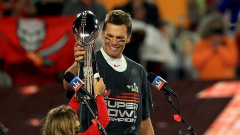 Tom Brady hält die Vince Lombardi Trophy in den Händen