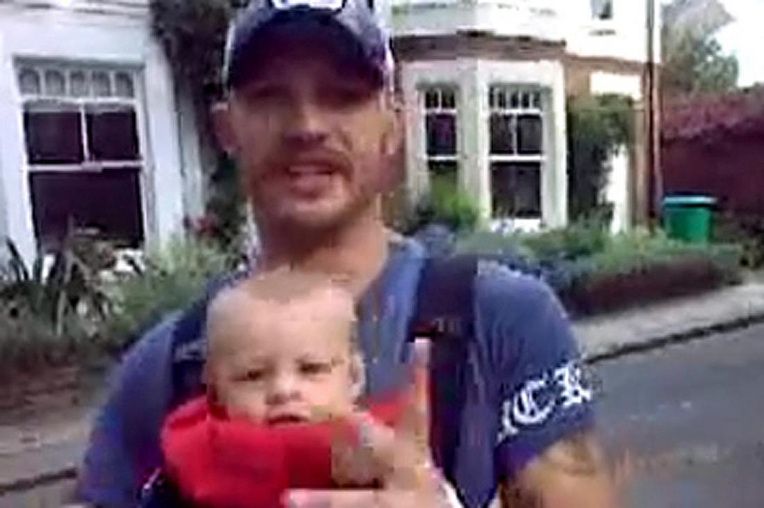 Freestyle Video: Tom Hardy rappt 2008 mit Sohn Louis Schauspieler Tom Hardy rappt mi seinem Sohn Louis. Das Freestyle-Video stammt von 2008