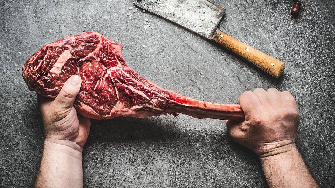 Tomahawk Steak: Fleisch in seinen ursprünglichen Form Tomahawk Steak: Fleisch in seinen ursprünglichen Form