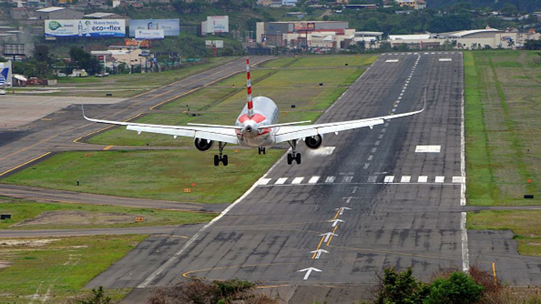 Toncontin International Airport Toncontin International Airport (Tegucigalpa, Honduras)