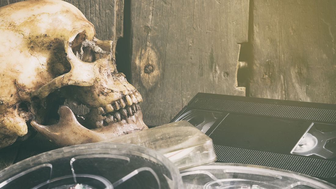 Nichts für schwache Nerven: Die gruseligsten Viral-Videos Totenschädel, Videokassetten, Filmrollen: Das Horror-Genre lebt