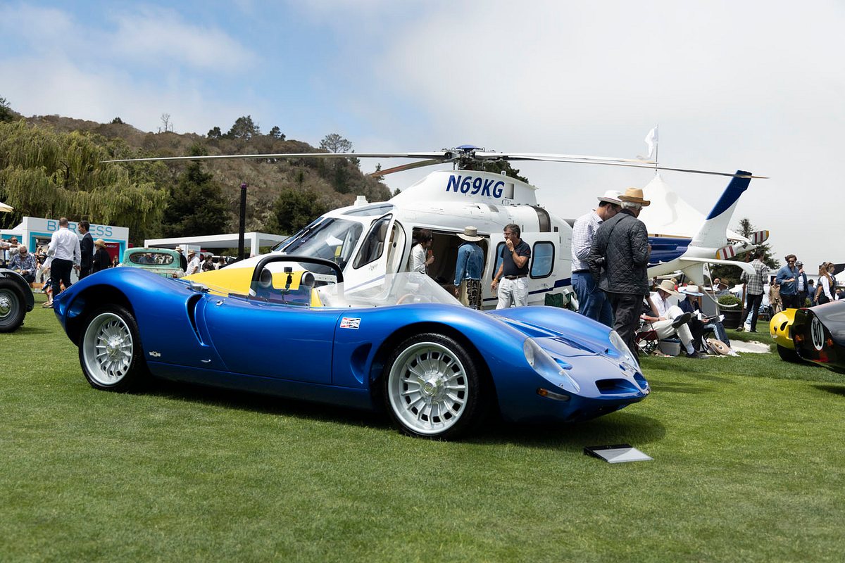 Sportwagen und Helikopter auf der Automesse The Quail