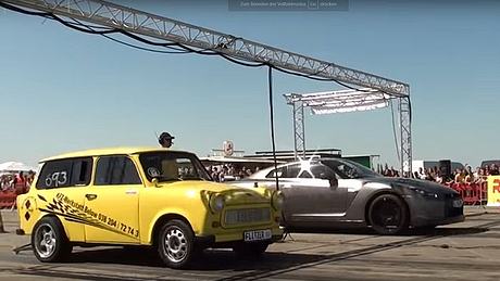 Drag Race: Ein getunter Trabbi hängt einen Nissan GTR R35 mit 580 PS auf der Viertelmeile ab - Foto: YouTube/JohnyKalos