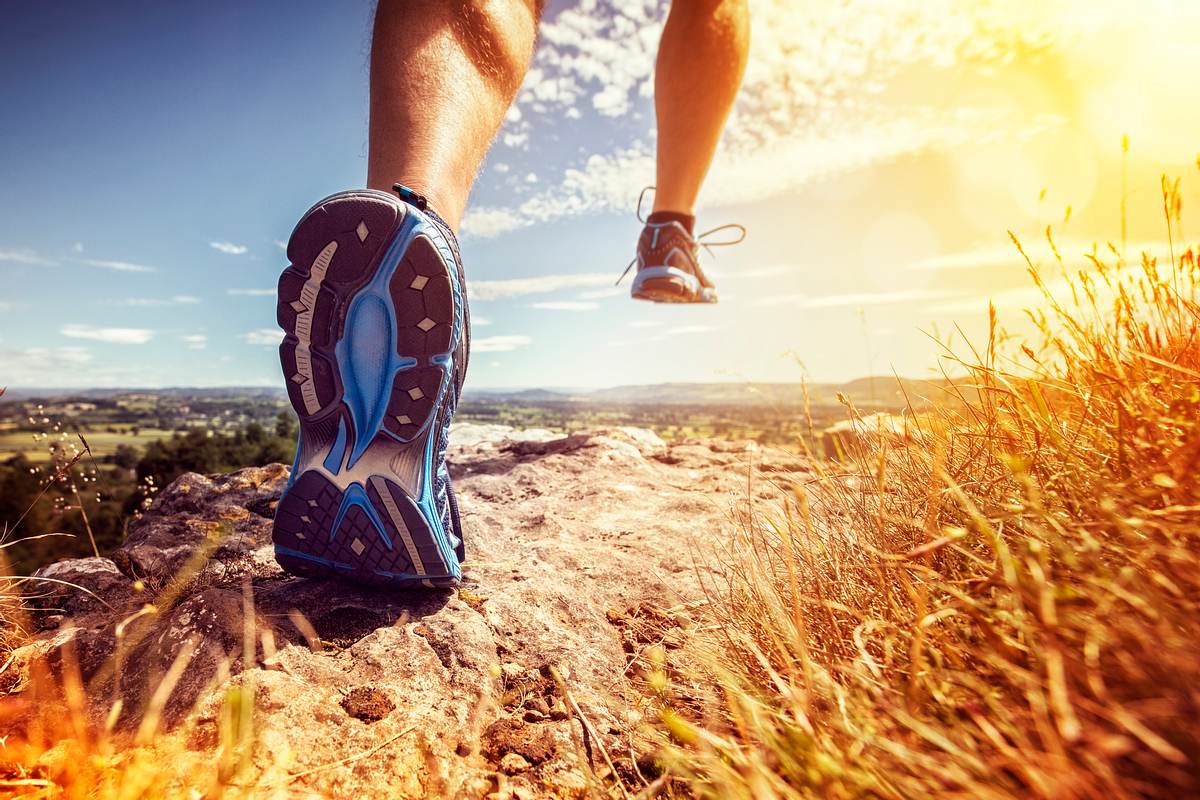 Trailrunning Schuhe auf einem steinigen Weg