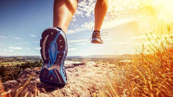 Trailrunning Schuhe auf einem steinigen Weg - Foto: iStock/BrianAJackson