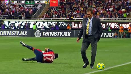 Fußbaltrainer Ricardo La Volpe foult einen generischen Spieler - Foto: YouTube/UnivisionDeportes
