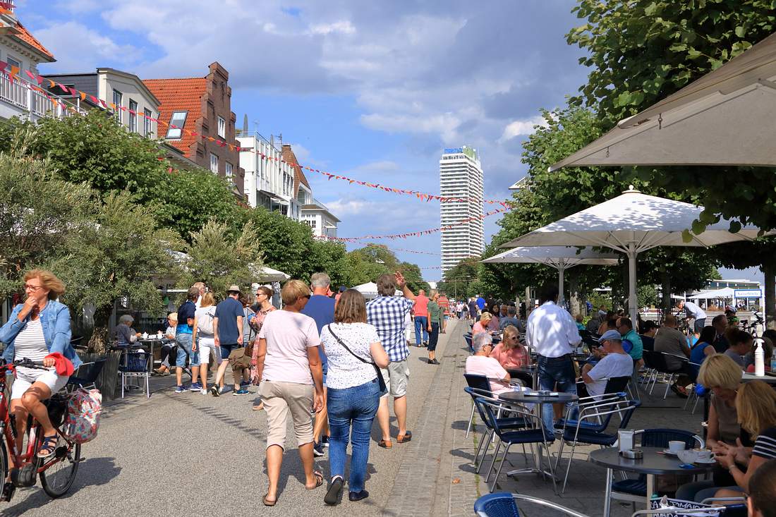 Belebte Straße in Trevenmünde Belebte Straße in Travenmünde