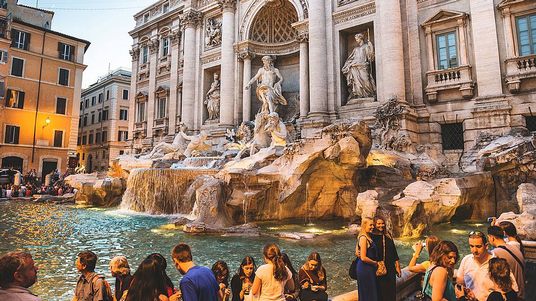 Der Trevi-Brunnen in Rom. Der Trevi-Brunnen in Rom.