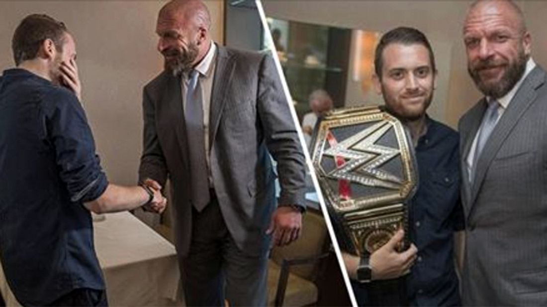 Wrestling-Ikone Triple H überreicht dem Londoner Polizisten Charlie Guenigalt einen WWE-Championship-Belt