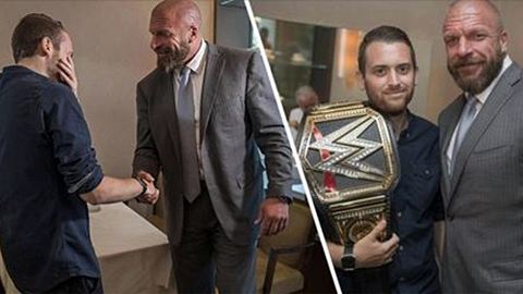 Wrestling-Ikone Triple H überreicht dem Londoner Polizisten Charlie Guenigalt einen WWE-Championship-Belt - Foto: WWE