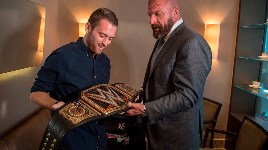 WWE-Legende Triple H beschenkt den Polizisten Charlie Guenigalt