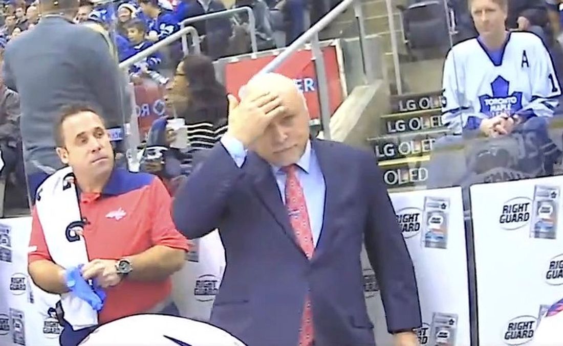 Eishockey-Trainer Barry Trotz wird von einem Puck am Kopf getroffen