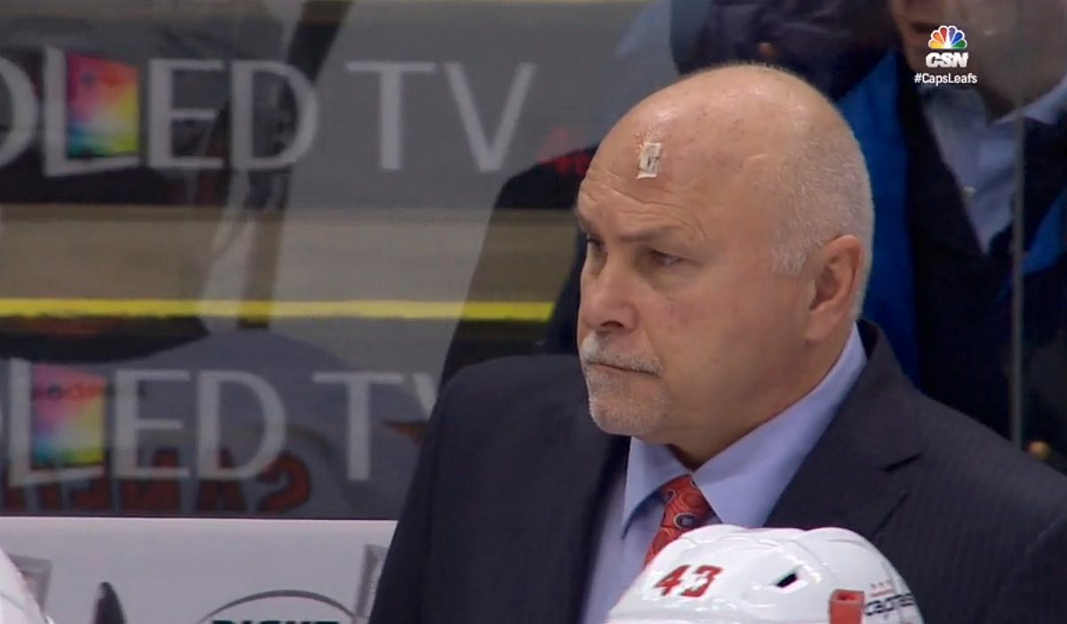 NHL-Coach Barry Trotz wird von einem Puck am Kopf getroffen