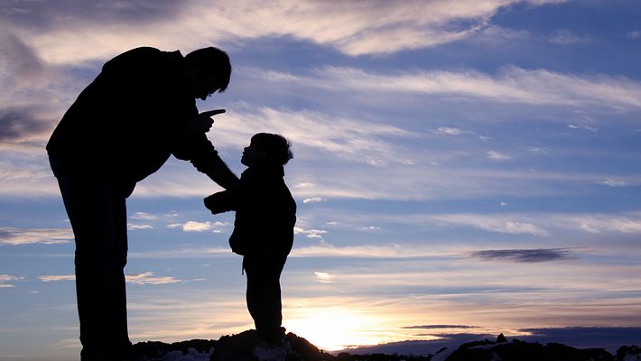 Mann und Kind - Foto: iStock/ImagineGolf