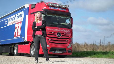 Lebensfreude aus Holland: Trucker Babe Manu - Foto: kabel eins