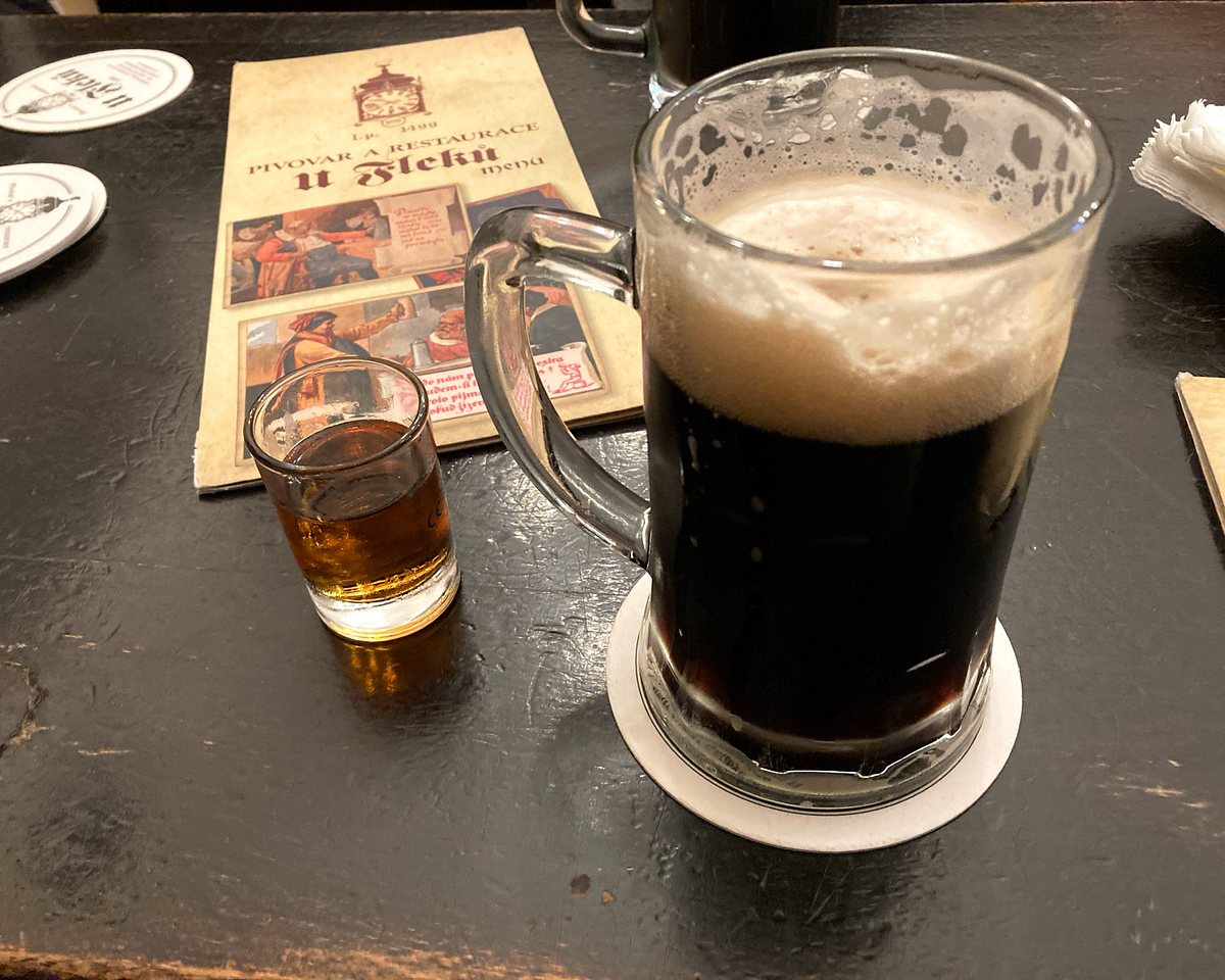 Spezielles dunkles Bier in der Gaststätte U Fleků