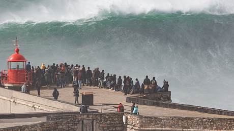 Riesige Welle - Foto: iStock / RichardALock