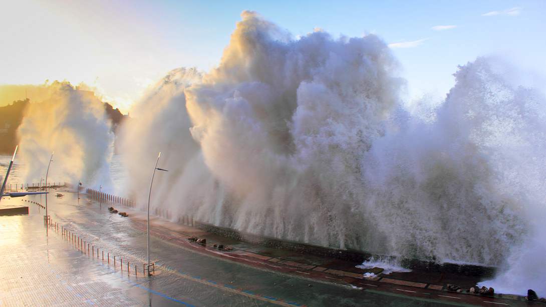 Riesige Welle überflutet Straße - Foto: iStock / dmelnikau