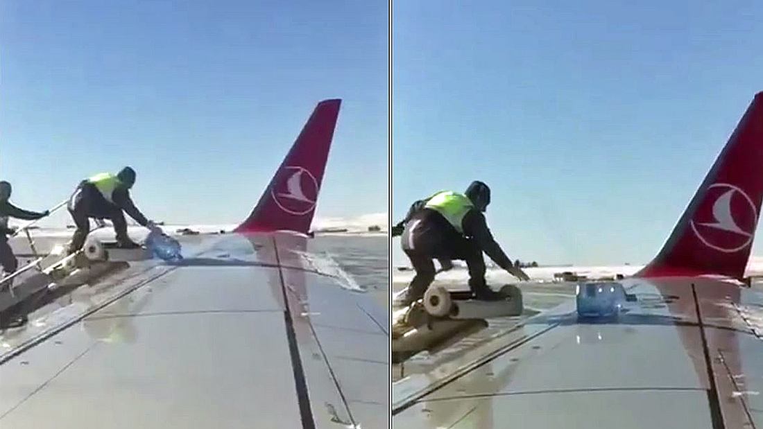 Zwei Mitarbeiter von Turkish Airlines enteisen auf einem türkischen Flughafen ein Flugzeug