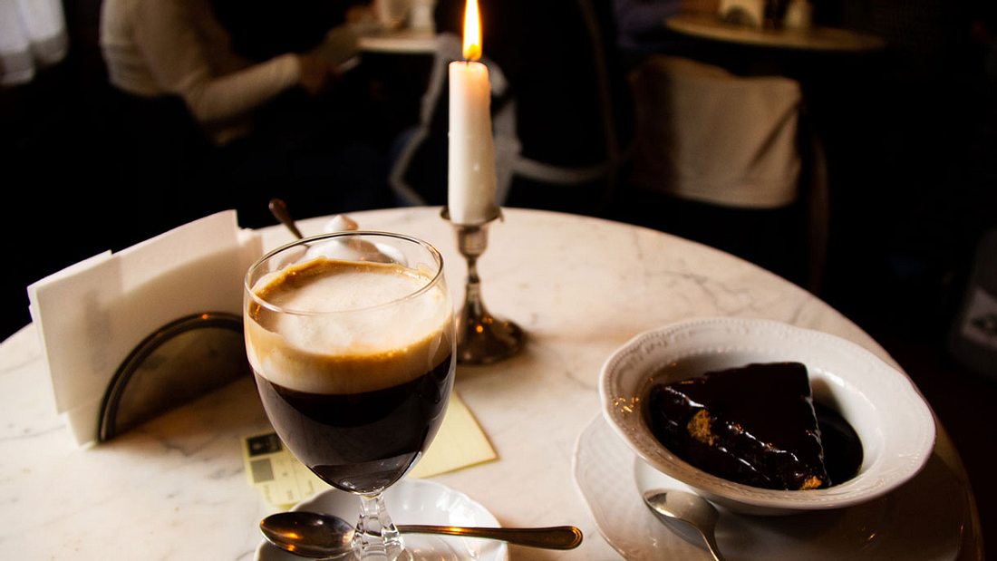 Das Café ist winzig, alt und berühmt. Ein Bicerin im Caffe' Bicerin