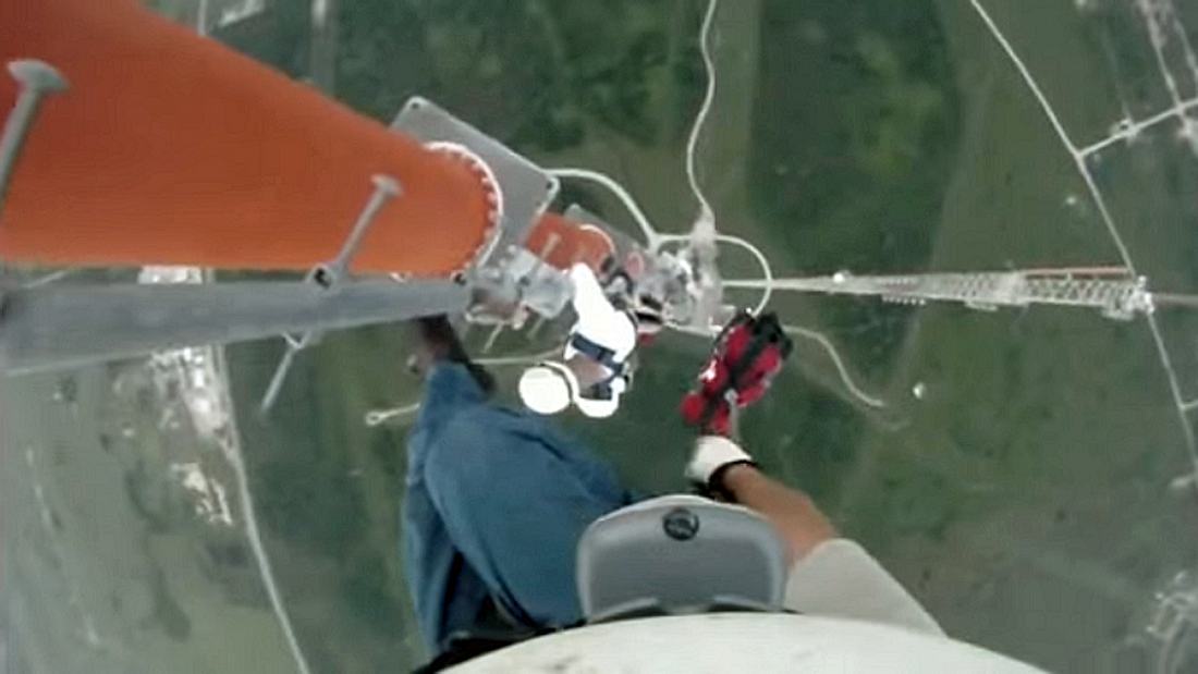 Jesus Govea Mann klettert ungesichert auf einen 500-Meter-Freileitungsmasten