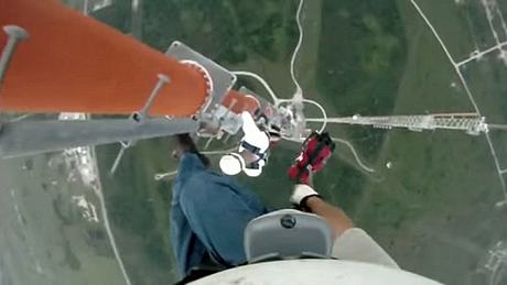 Jesus Govea Mann klettert ungesichert auf einen 500-Meter-Freileitungsmasten - Foto: YouTube/JensWidell