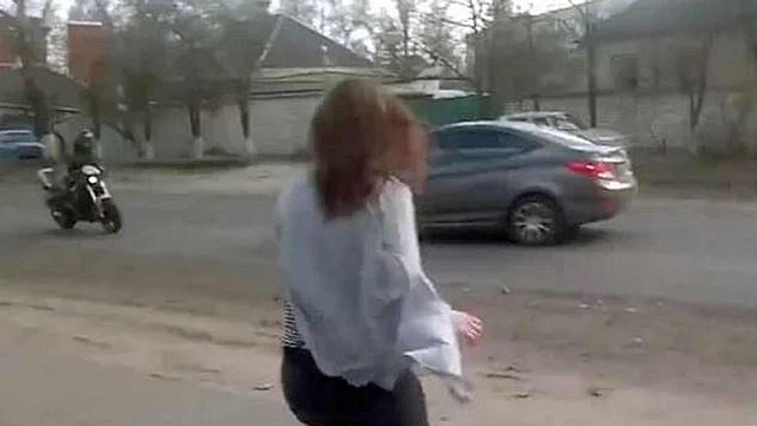 Fatale Tanzeinlage: Eine Teenagerin twerkt am Straßenrand, ein Auto und Motorrad bauen einen Unfall Twerk-Unfall: Ein Mädchen tanzt am Straßenrad, ein Motorradfahrer und eine PKW kollidieren