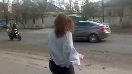 Twerk-Unfall: Ein Mädchen tanzt am Straßenrad, ein Motorradfahrer und eine PKW kollidieren - Foto: Viral Hog