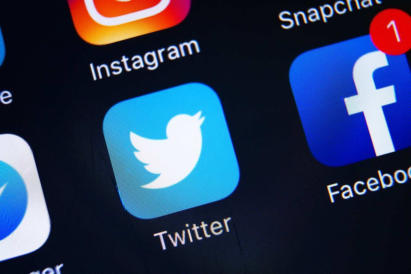 Twitter vs. Facebook Twitter vs. Facebook