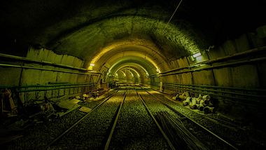 Stimmungsvoll beleuchteter U-Bahn-Tunnel - Foto: iStock / nathanaparise