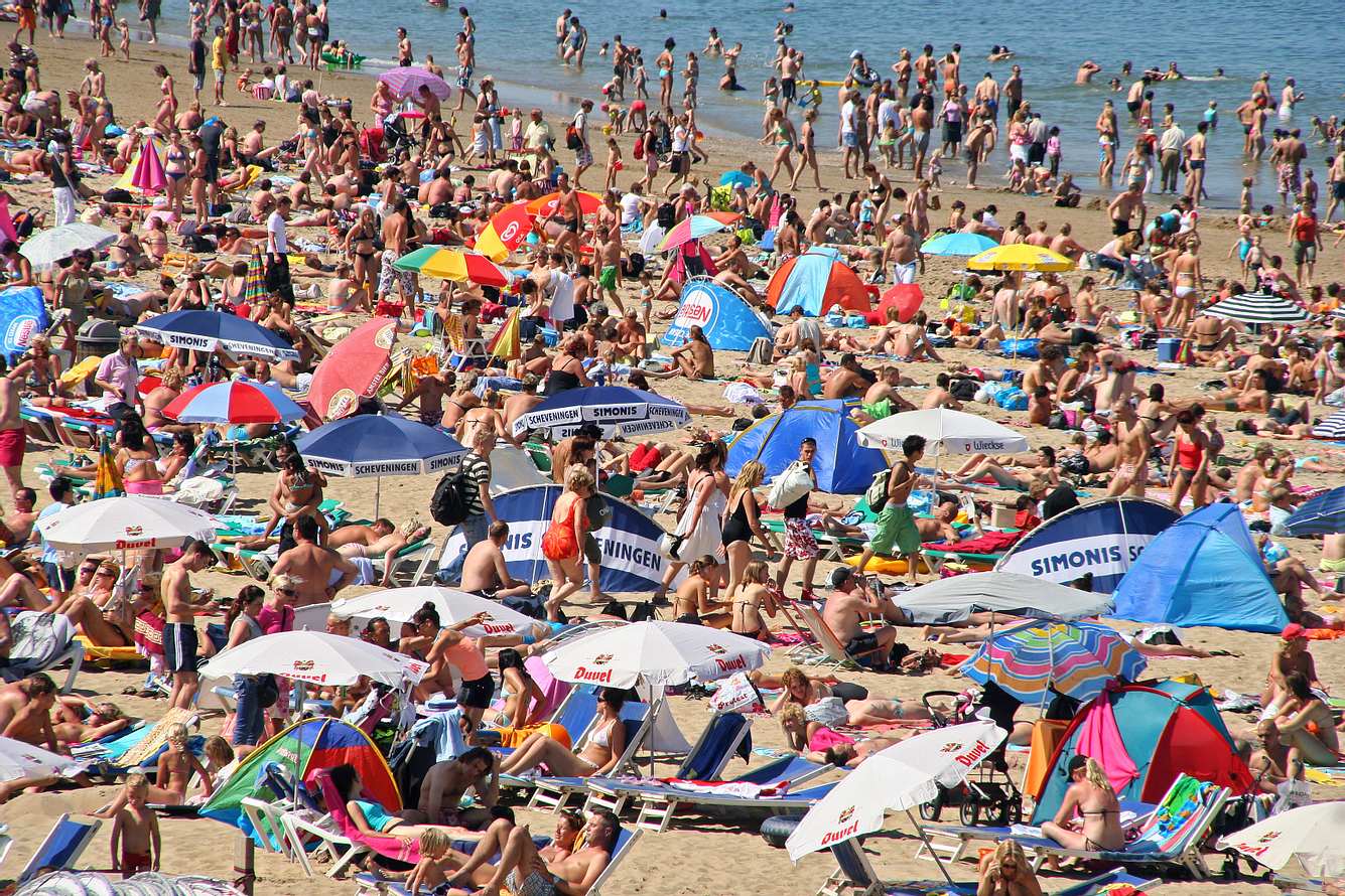 Überfüllter Strand Überfüllter Strand