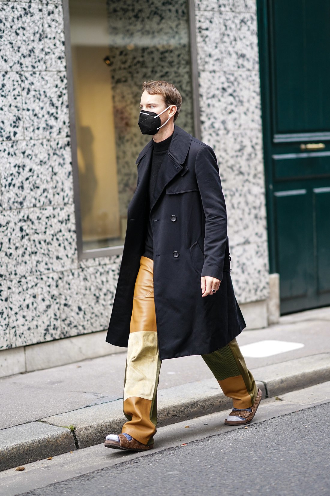 Immer lässig mit Trenchcoat Mann trägt schwarzen Trechcoat
