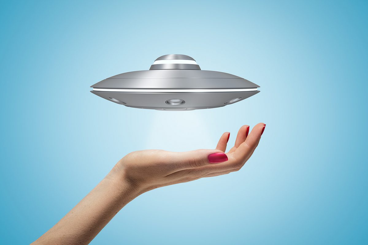 Frauenhand und UFO