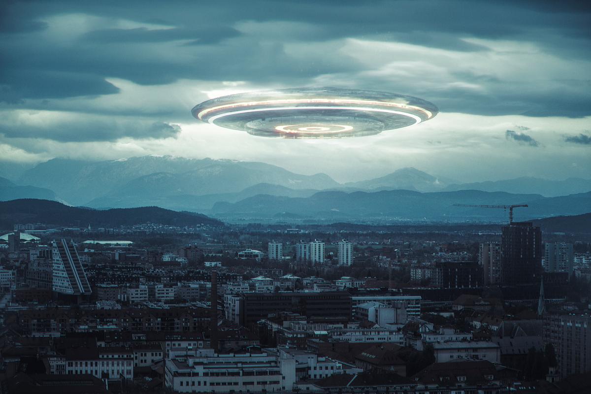 UFO-Sichtung über einer Stadt