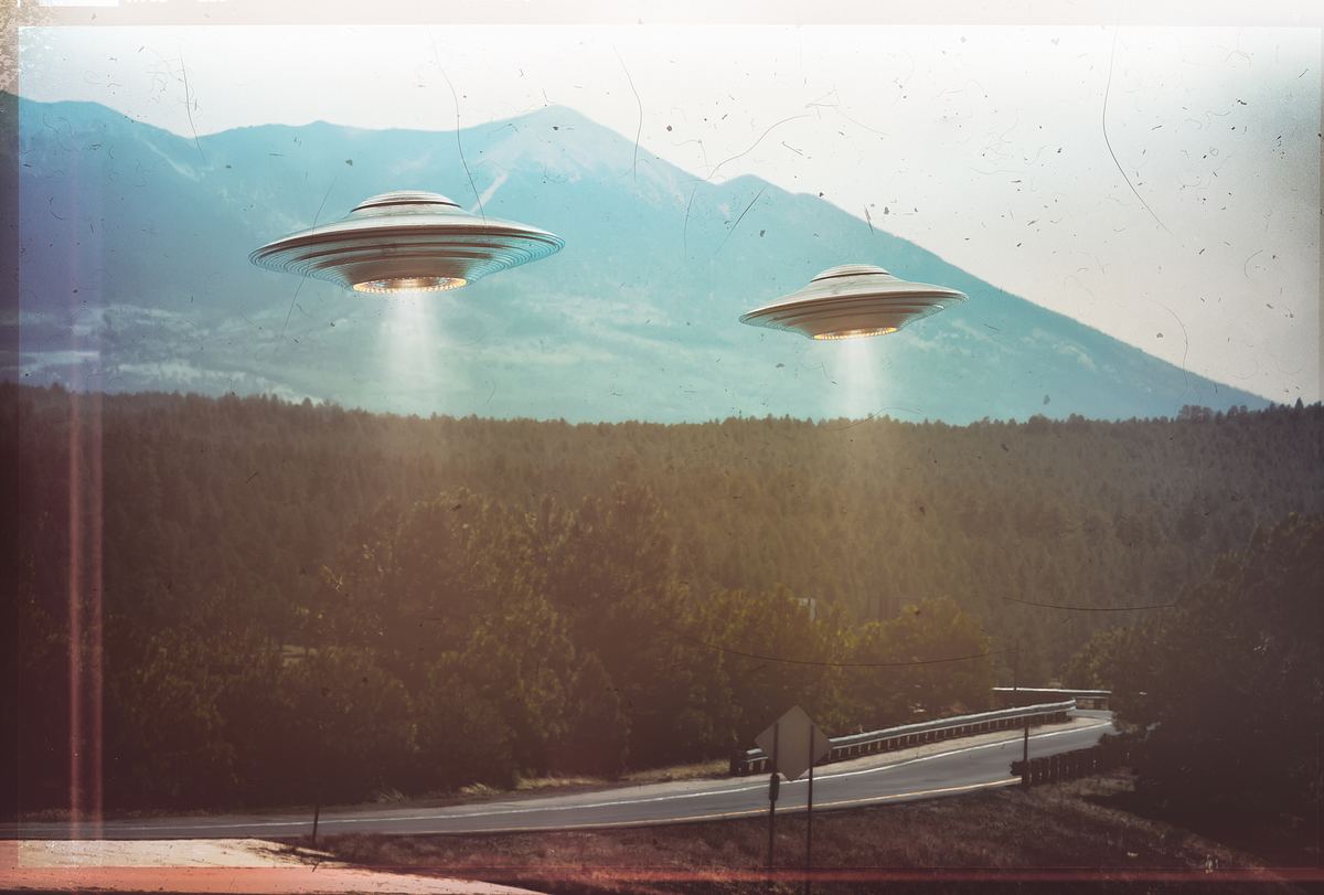 Zwei startende Ufos in waldigem Gebiet