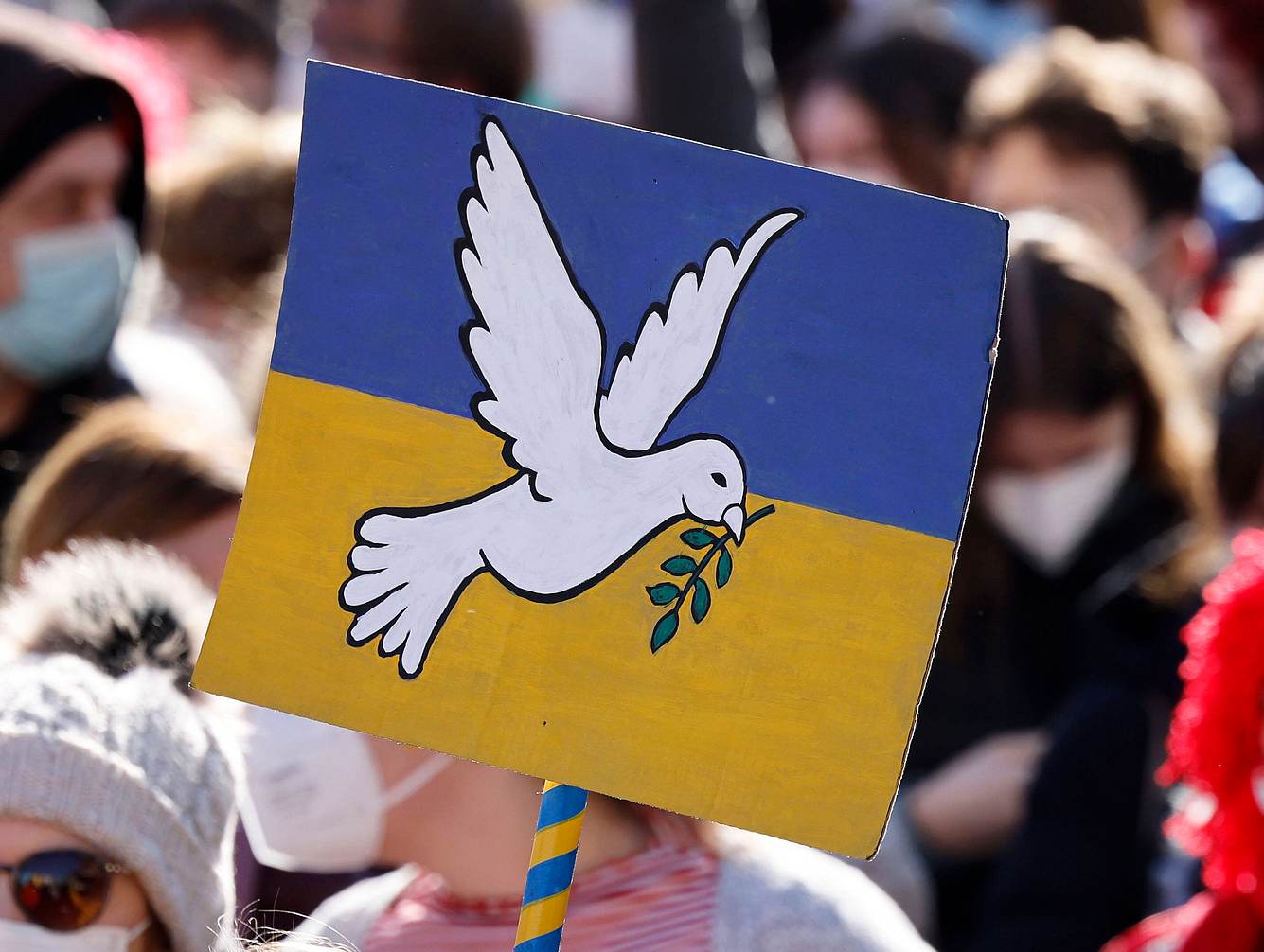 Friedenstaube auf ukrainischer Flagge 