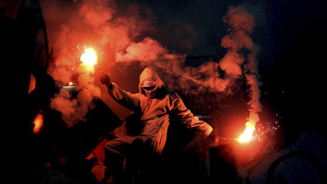 Ein Hardcore-Fußball-Fan packt aus: Wie schmuggeln Ultra Pyrotechnik ins Stadion? Welche Drogen werden in den Fankurven konsumiert? Wie gelangt Pyrotechnik ins Stadion? Welche Drogen werden in den Fankurven konsumiert? Dieser Fußball-Ultra hat die Antworten