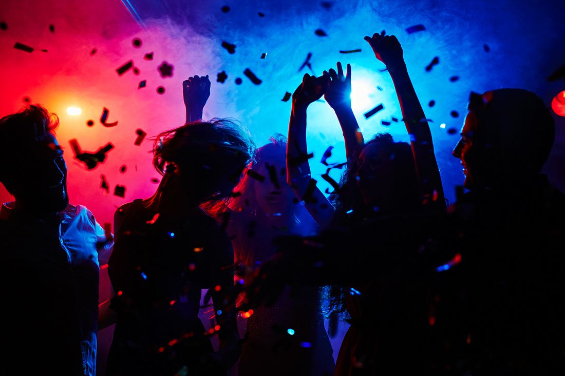 Um sich bewusst anzustecken: Corona-Partys in Deutschland Silhouetten von feiernden Menschen