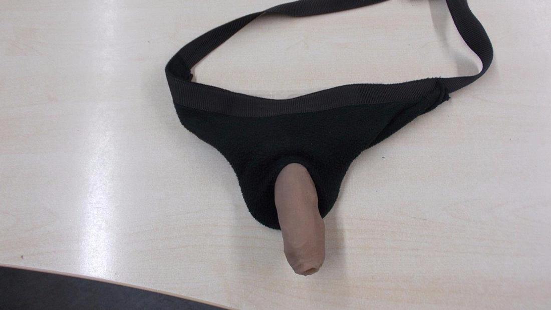 Der präparierte Umschnall-Penis wurde von der Polizei entdeckt Der präparierte Umschnall-Penis wurde von der Polizei entdeckt