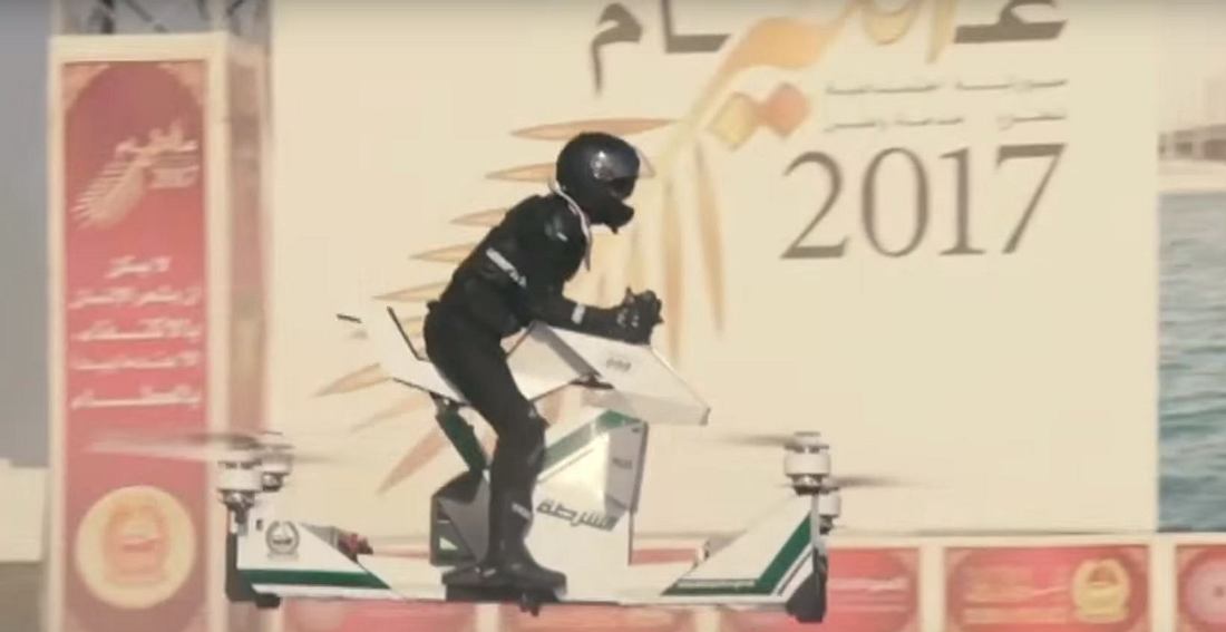 Dubai: Polizisten auf fliegenden Motorrädern Dubai: Polizisten auf fliegenden Motorrädern